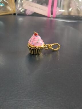 JUICY COUTURE LARGE PINK 🩷 CUPCAKE 🧁 CHARM!